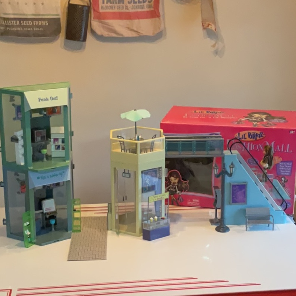 Lil’ Bratz Fashion Mall w/Nevra & Box